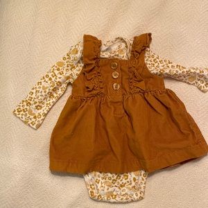 Carter’s newborn set. Never worn. Precious fall outfit!